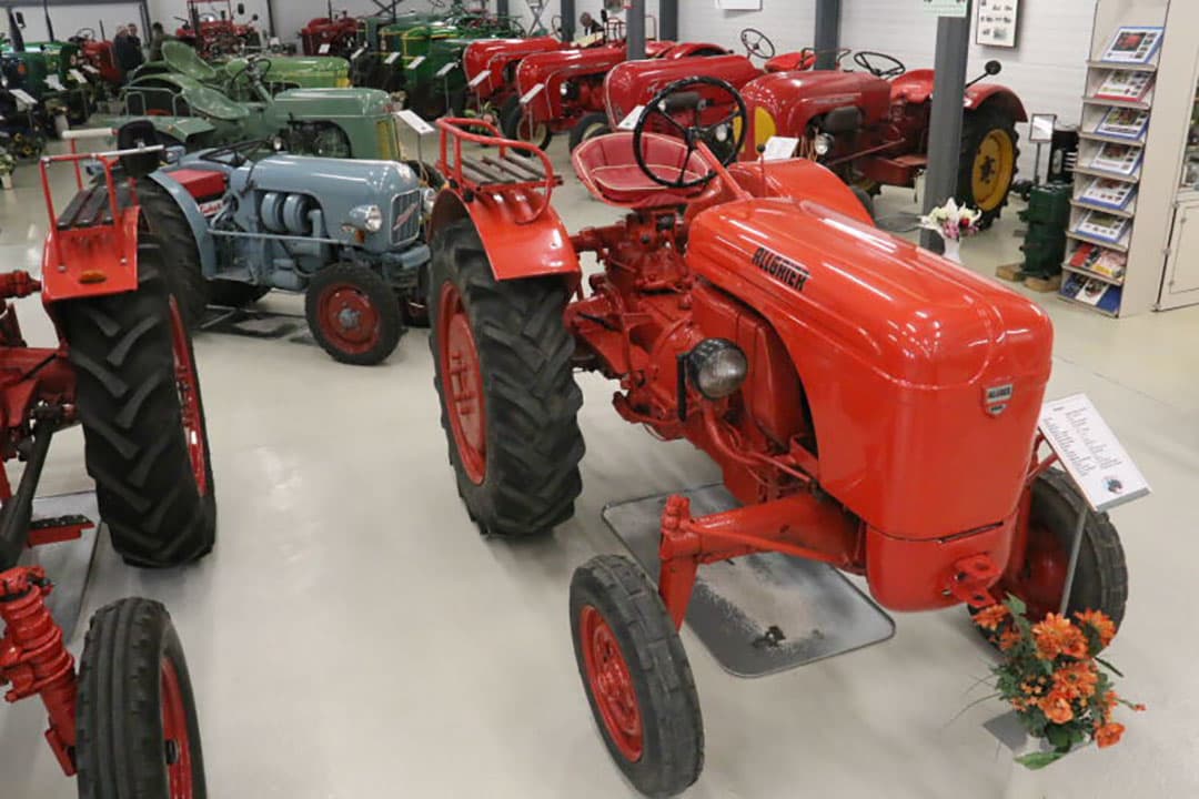 Klassieke modellen van het nog steeds bestaande trekkermerk Deutz kunnen natuurlijk niet ontbreken. Hier een drietal met vooraan Deutz D-15 gebouwd van 1959 tot 1965 daarachter model F1L-514/51 uit 1954 en vervolgens een F2L-514/53 uit 1956. Zo staan er ongeveer 30 trekkers tentoongesteld te wachten tot ze bewonderd worden.