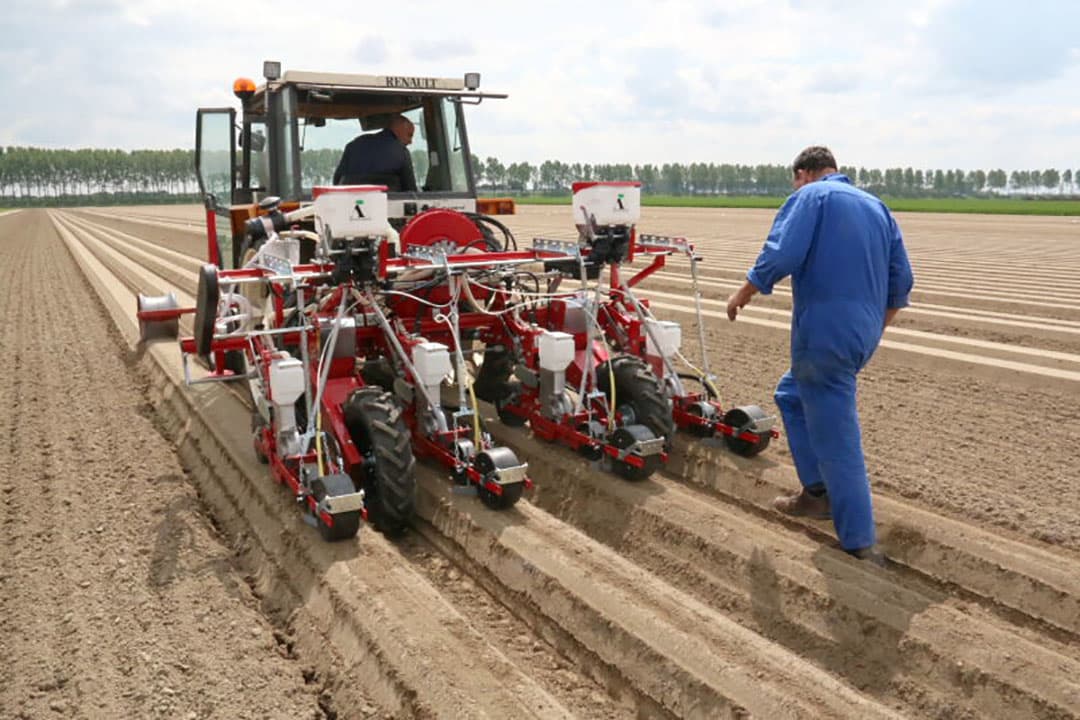 Het wordt ook tijd om het perceel te verlaten. Het peenruggen frezen was nog niet klaar en de freescombinatie kan nu niet vooruit omdat de zaaicombinatie in de weg staat.