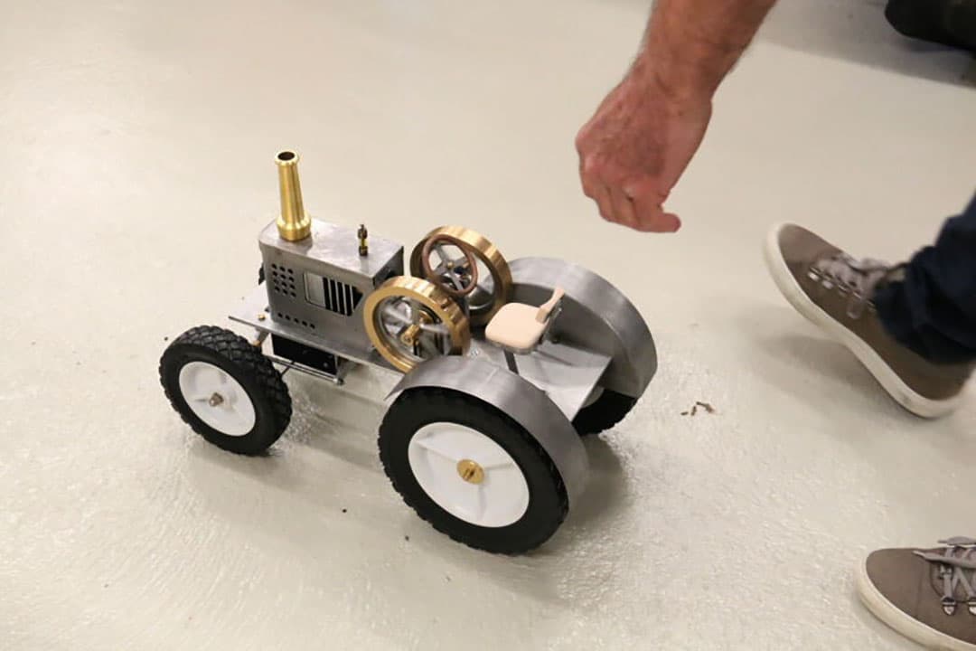 Een andere behendigheidsoefening is de wip. Het is de bedoeling dat de wip waterpas komt te liggen door precies het evenwicht te zoeken. Hier wordt het kunstje geflikt met een trekker van het befaamde historische merk Lanz.