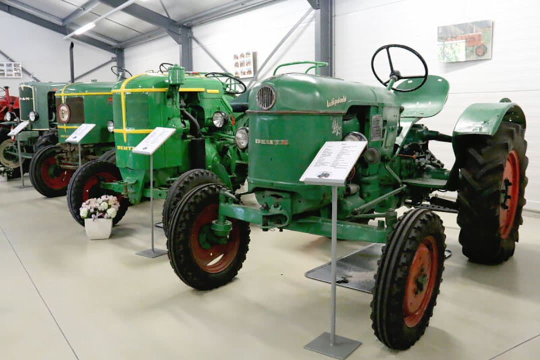 In het museum is een hele rij Lanzen te bewonderen, in hoofdzaak Bulldogs. Een bijzonder exemplaar is deze John-Deere Lanz D2416, te beschouwen als overgangsmodel na de overname van Lanz door John Deere in 1956.
