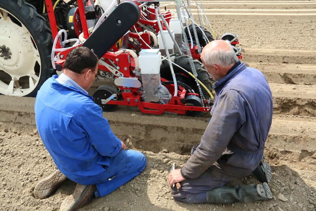 Voordat bij de klant wordt begonnen draait Dekker eerst proef op een eigen perceel.