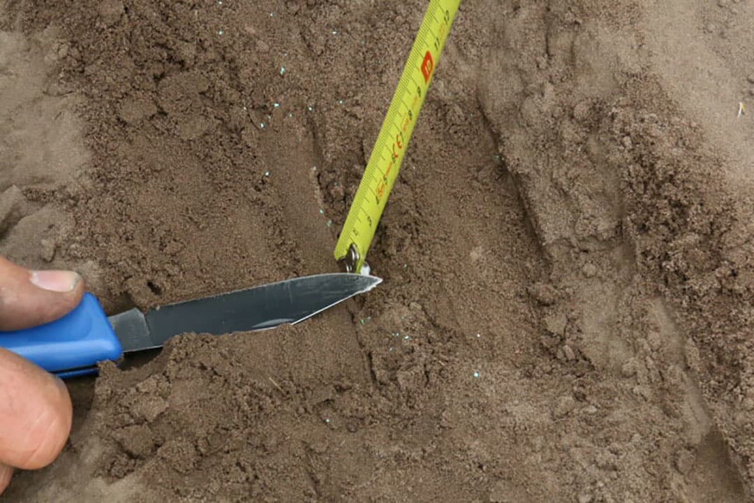 Voor de machine aan her werk kan moet er nog wel het een en ander worden afgesteld. Hier bespreekt Daniel Dekker met Gerard Zweers van leverancier Argi het instellen van de granulaatgift.