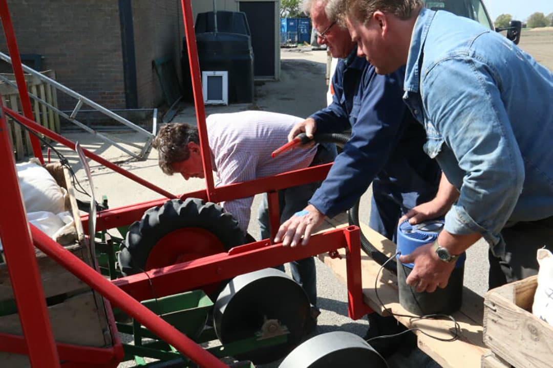 Het zaaien gebeurt met een eenvoudige en in de loop van de jaren aangepaste zaaimachine. Een van de aanpassingen die in het oog springt, zijn bijvoorbeeld de zware aandrukrollen om het vaak ondiep gezaaide zaad goed in het zaaispoor te drukken. Een voordeel van de eenvoudige machine is dat er weinig aan kapot kan, en wat kapot gaat, is makkelijk zelf te herstellen.