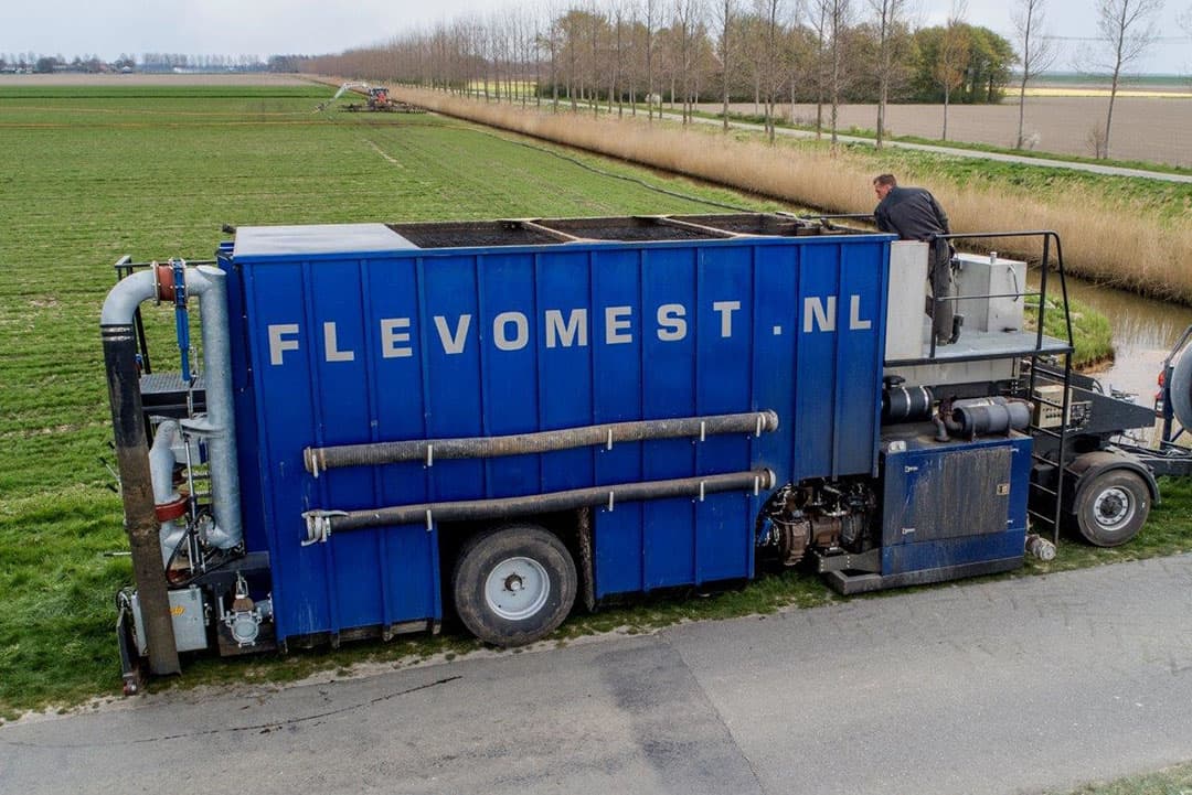 Een Cornell-pomp rechtstreeks op de motor met een capaciteit van 450 kunieke meter. DIt is de hoofdpomp voor het transport naar het land. Te zien zijn ook heel duidelijk de afsluiters op de betreffende leidingen, in en uit.