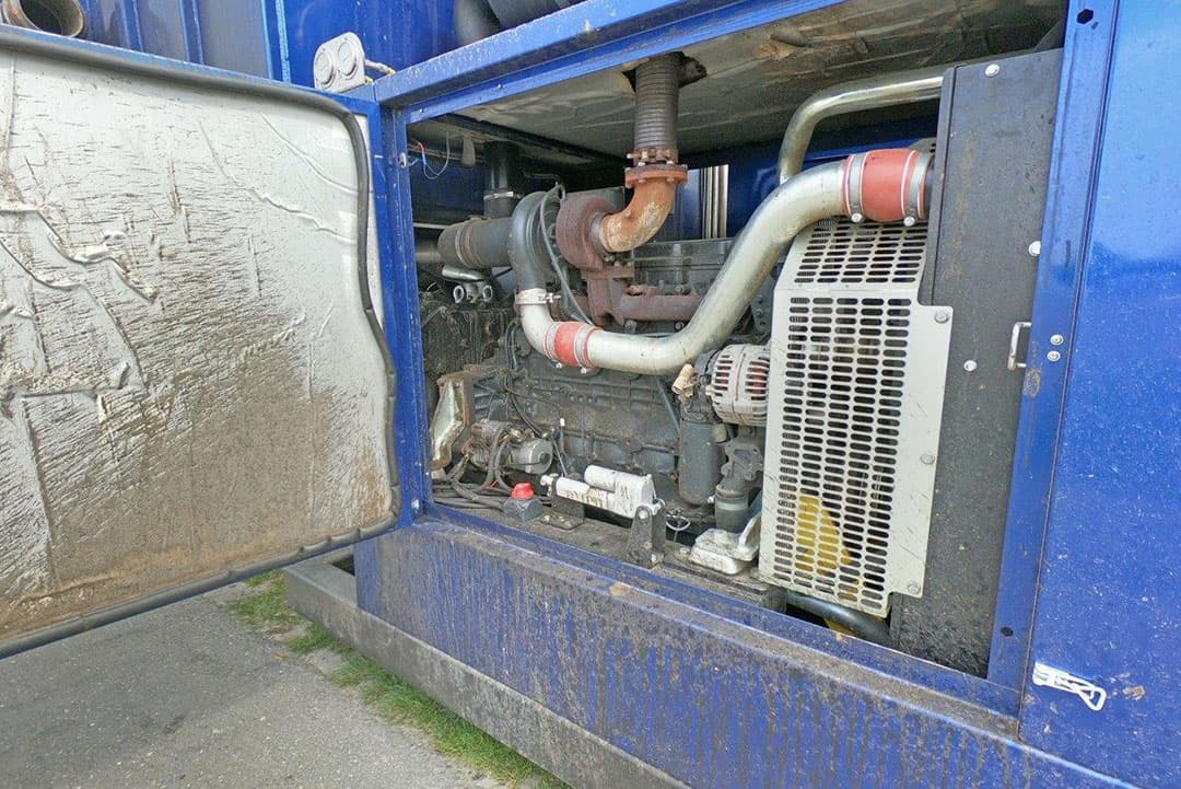 In de container komt de mest via drie openingen aan de achterzijde onderin binnen. Rechtsvoor op de bodem is de ronde buis te zien. Die zuigt de mest aan door de grote pomp en kan de container nagenoeg helemaal leegzuigen. Daarnaast zit een mixer die bezinking van vooral varkensmest kan voorkomen.