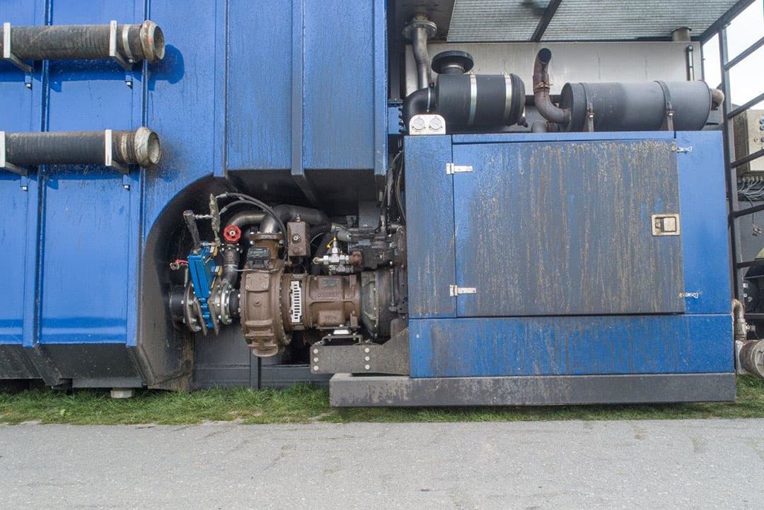 Er is een compressor ingebouwd die nodig is om een bal door de slangen te persen om die schoon en leeg te krijgen.