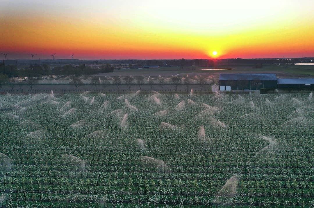 De suierbieten van Koos Naaijer zijn gezaaid, nu gaat hij er met de spuit overheen, zodat de bieten straks mooi op kunnen komen. - Foto: Koos van der Spek