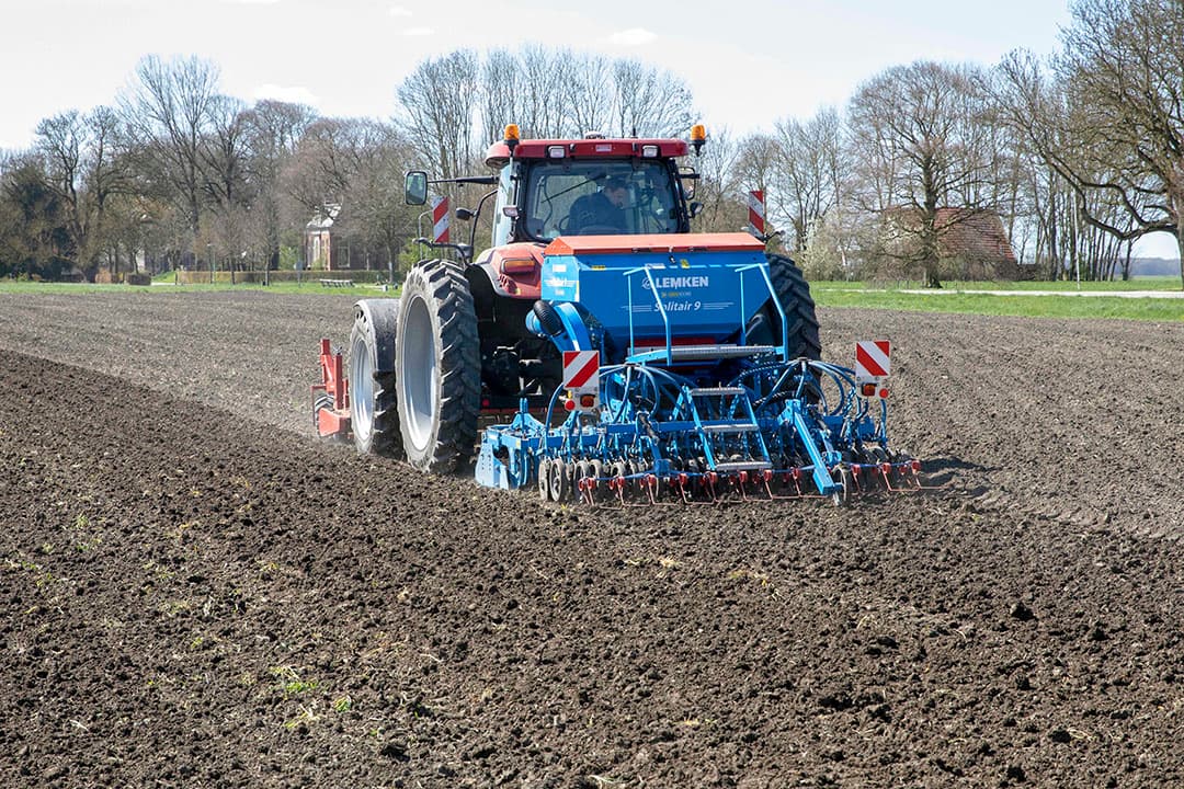In het Groningse Vlagtwedde poot Loonbedrijf Wesseling het pootgoed voor de zetmeelaardappelen. Het ras is Festin. - Foto: Koos van der Spek