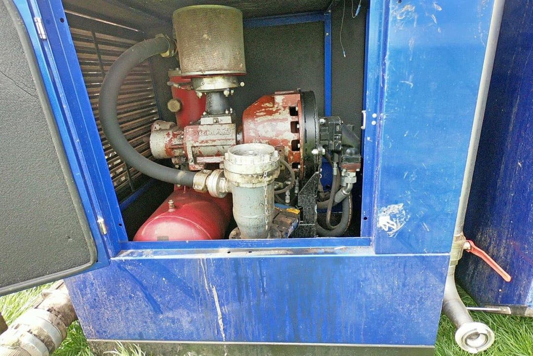 Boven het motorgedeelte zijn tanks gesitueerd. Boven de grote schoon watertank met daarvoor de Ad-Blue-tank. Onder het platform zit de dieseltank.