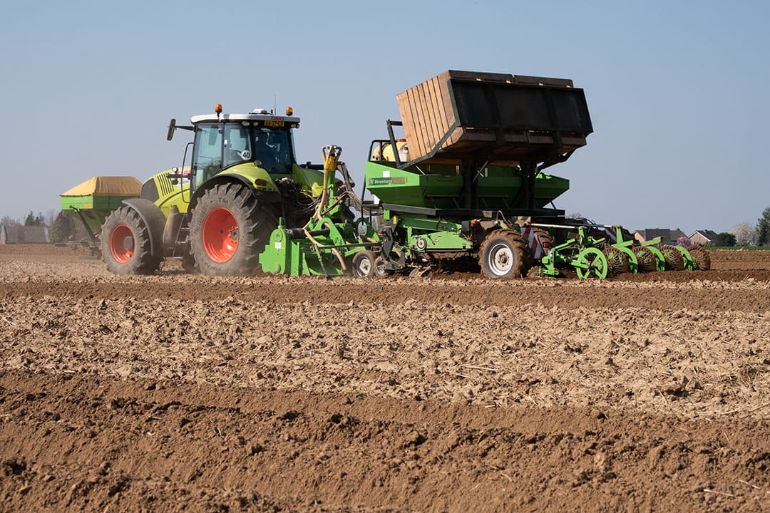 In het buitengebied van Sittard wordt gewerkt gaat het pootgoed de grond in. - Foto: Twan Wiermans
