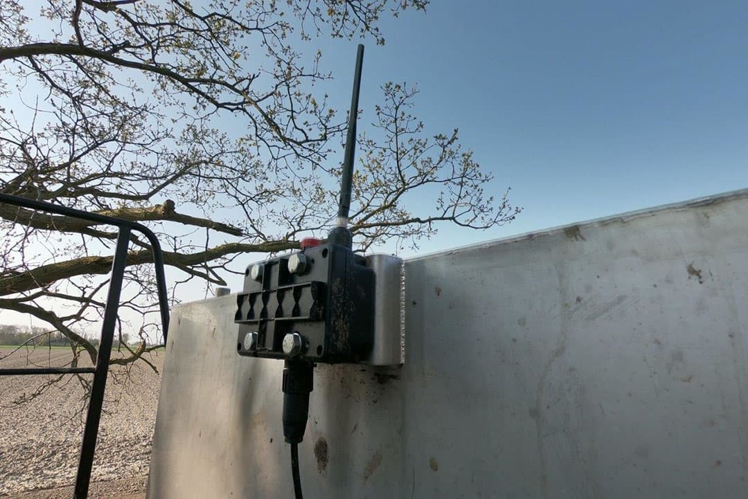 Op de weg is de lengte van de trein beperkt door de compactheid van de nieuwe containerbak van Flevomest. Deze automatische containerbak bespaart 13 liter brandstof per uur ten opzichte van de methode met de trekkerpomp. Flevomest kan met drie sleepslangcombinaties ongeveer 7000 kubieke meter uitrijden per combinatie per week.