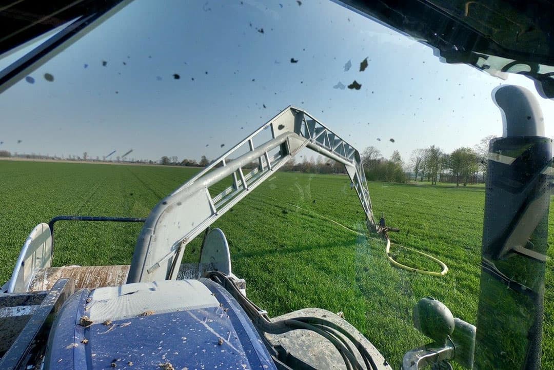 Voor transport kan de container zelf de wielen onder de bak in transportstand zetten. De wielen onder de draaischamel worden met de trekker in positie gebracht richting de plek waar de container naartoe moet worden verplaatst.