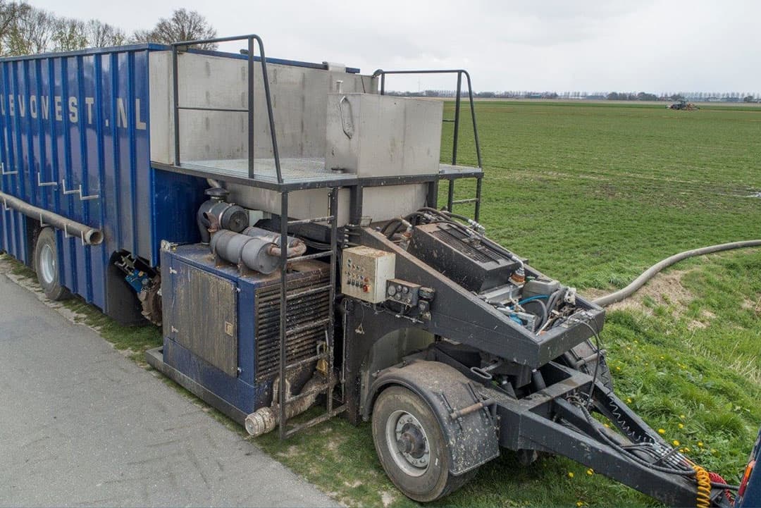 Aarnink & Ooms van Flevomest hebben geïnvesteerd in een nieuwe container van 55 m3 die volledig geautomatiseerd de mest naar de sleepslangtrekker transporteert voor het uitrijden. Dit wordt aangestuurd vanuit de sleepslangtrekker.