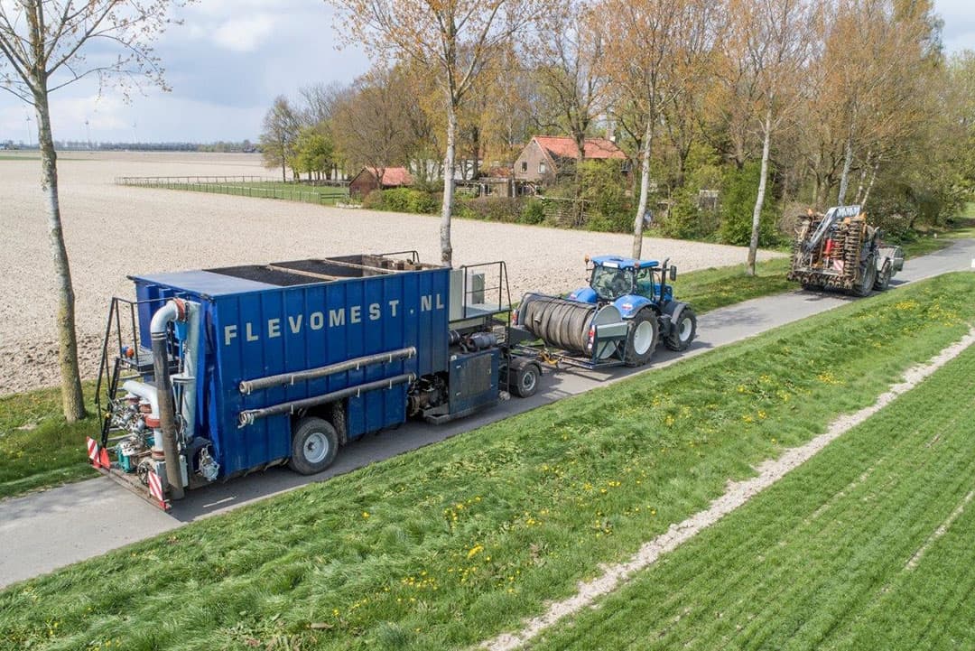 De slang naar de sleepslangbemester - met een grote Swifelarm die 360 graden rond de trekker kan draaien - is ook aan te sturen in gewenste richtingen.