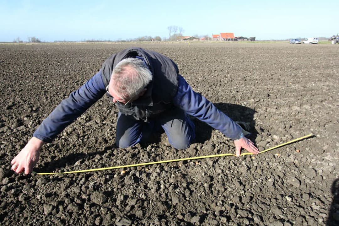 De plantbak wordt weer gevuld voor de volgende 3 omgangen.