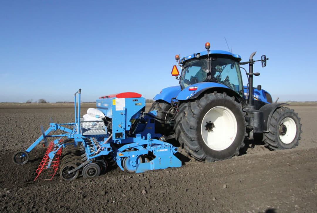 Het veld is bijna geplant en Vermue bewerkt alvast de kopakker om daar op het laatst te kunnen planten.