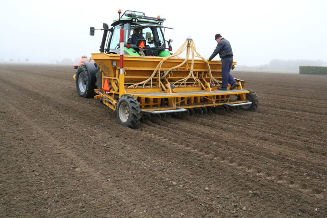 Ook loonbedrijf Kloosterman in Lewedorp kan weer voor klanten gaan planten. Hier wordt met een 4,5 meter brede Peje-planter het ras Jagro geplant voor akkerbouwer Vermue in Lewedorp.