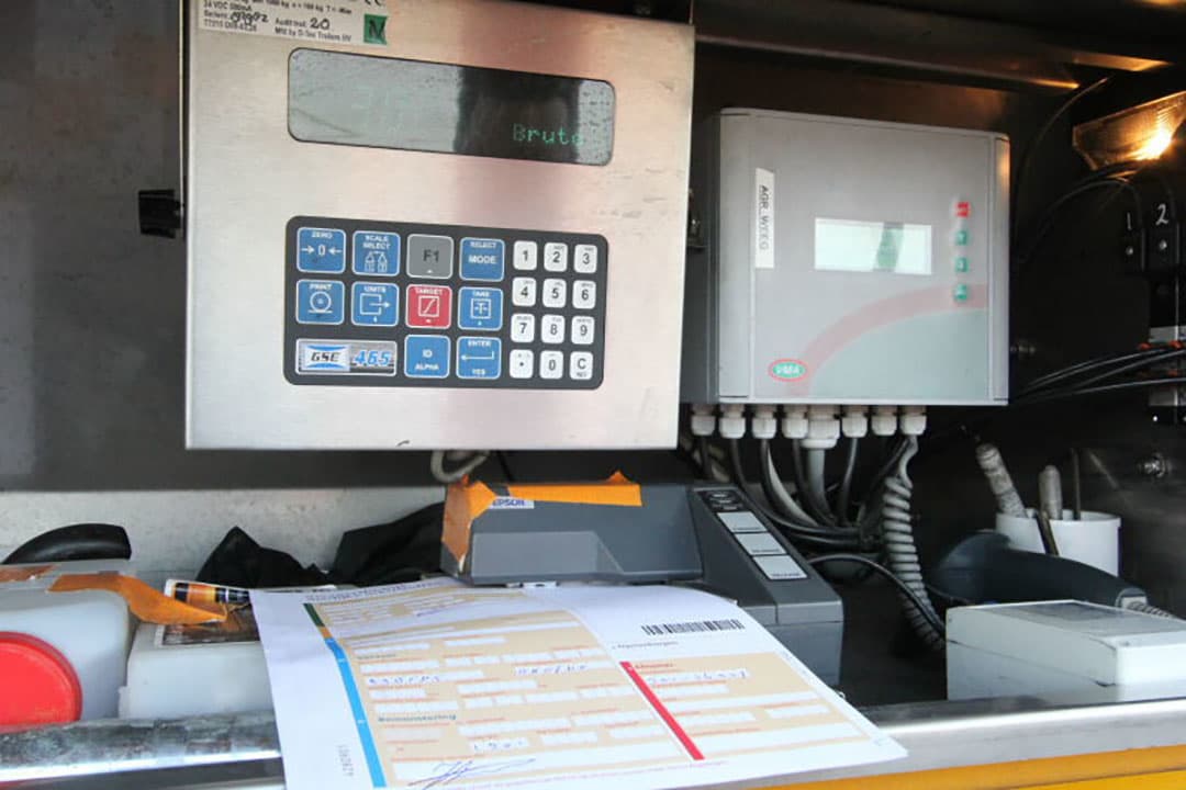 De mest wordt op het perceel direct vanuit de vrachtwagen naar de bemester gepompt.