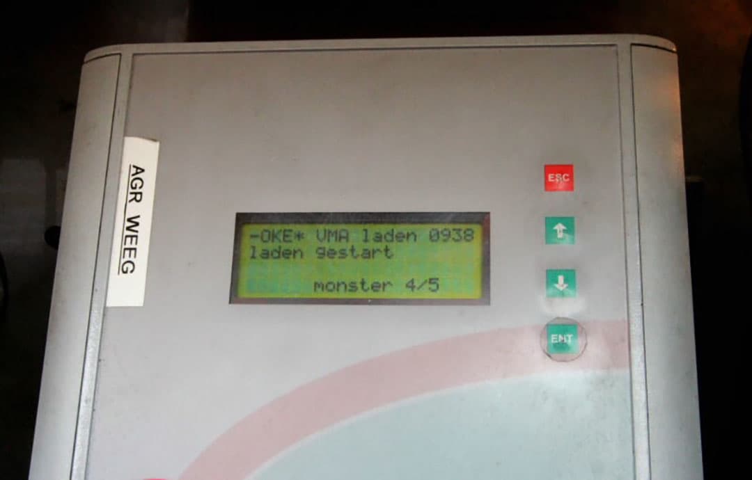 De vulslang van mestzak wordt losgekoppeld en er kan weer een vracht varkensmest naar het perceel.