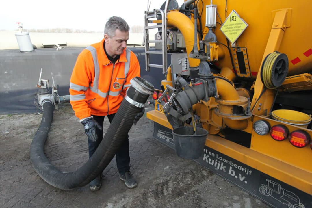 Loonbedrijf Van den Dries uit het Zeeuwse s-Heerenhoek rijdt mest uit bij akkerbouwbedrijf De Theije uit Wolphaartsdijk op een perceel waar plantuien in moeten. - Foto's: Anton Dingemanse