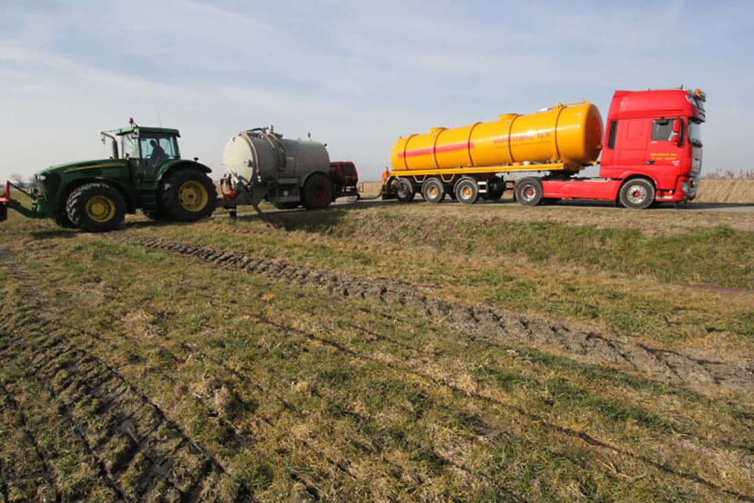 Alle monsters van een vracht gaan in een zak. De chauffeur haalt de zak los, nadat ze geseald zijn.