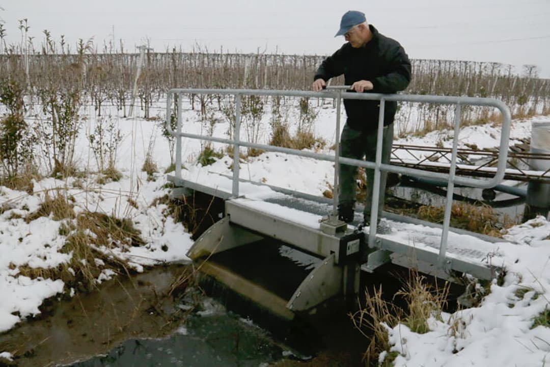 Daarna gaat het water door een volgend paar filterkolommen. Links het filter dat in de kolommen zit.
