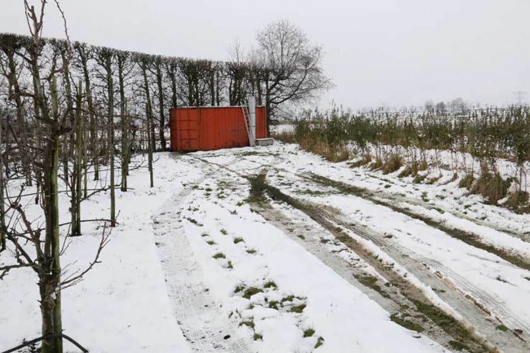 Dan vindt een laatste filtering plaats door het UV filter (paarskleurige) hier bovenaan in het buizenstelsel. Nu zijn alle organismen, bacteriën, enzovoort goeddeels verwijderd en heeft het water de kwaliteit van drinkwater en kan worden geïnfiltreerd in de bodem. Omdat het water zeker een maand in de bodem blijft voor het gebruikt gaat worden voldoet dit ook aan de norm voor beregenen van pootgoed.