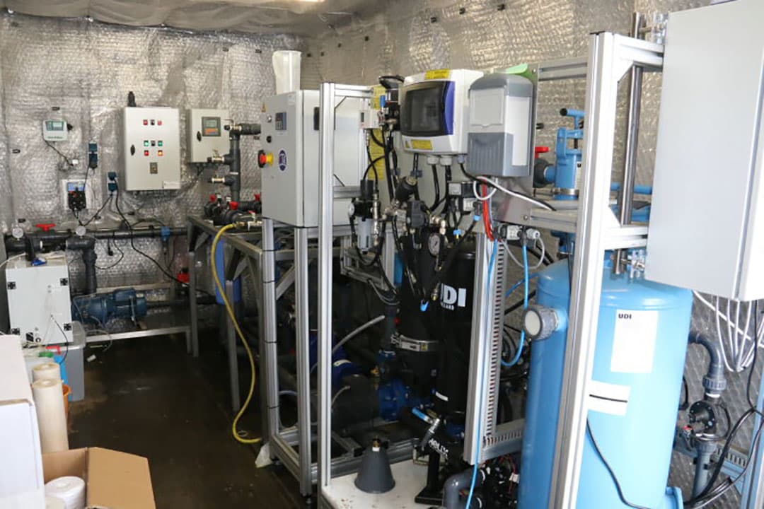 Het Freshmaker-systeem in lengteprojectie. De blauwe stippellijn geeft de oorspronkelijke zoet/zoutgrens aan. Het is duidelijk dat door het zoute water weg te vangen en zoet water te injecteren de zoet waterlens fors toeneemt en wel in die mate dat Rijk ondanks de droge zomer van 2018 geen moment water tekort kwam voor de irrigatie van zijn boomgaarden. En dan behelst dit nog maar een kleinschalig proefproject.