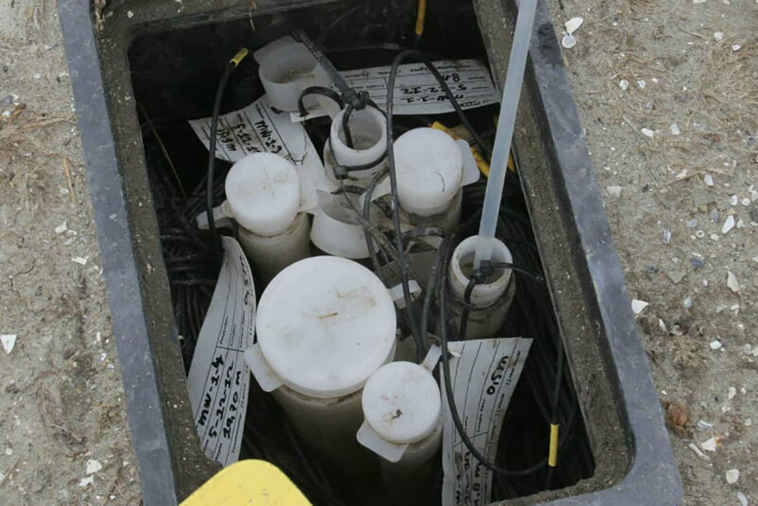 Fruitteler Jan Rijk in Ovezande staat draait hier de stuw naar boven om te voorkomen dat het water uit de innamesloot sloot voor de Freshmaker wegstroomt.