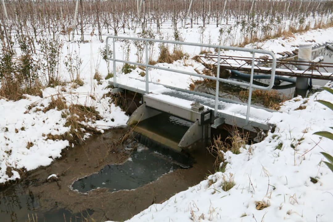 Om te voorkomen dat bij een laag waterpeil het bruikbare water wegstroomt is nu een regelbare stuw aangebracht die er tevens voor zorgt dat geen ongeschikt water uit de grotere leiding in de innamesloot terecht komt.