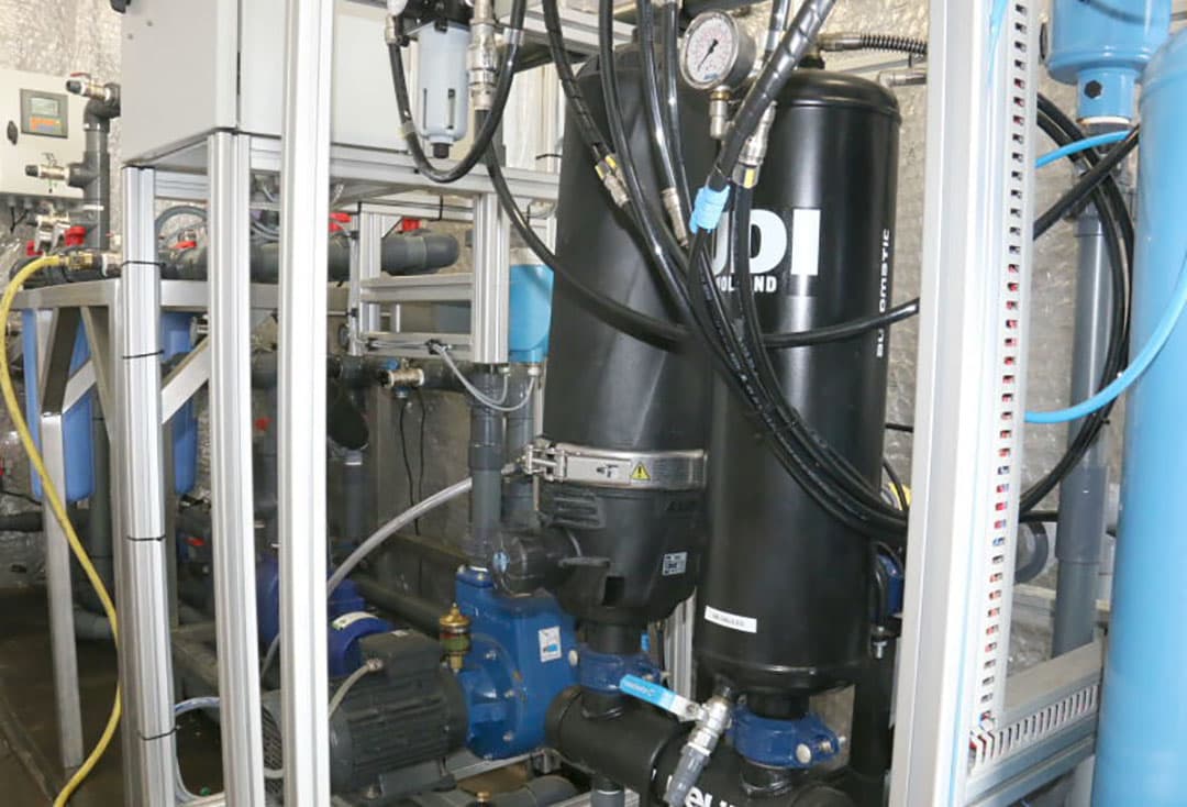 In de Freshmaker gaat het water eerst door deze zwarte filterkolommen.