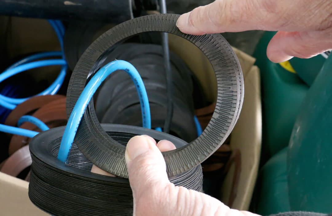 Het innamepunt in de sloot zit onder deze pvc buis die dienst doet als vlotter. Hieronder zit een filter gekoppeld aan de innamebuis om te voorkomen dat plantenresten en vervuiling in de Freshmaker komen.