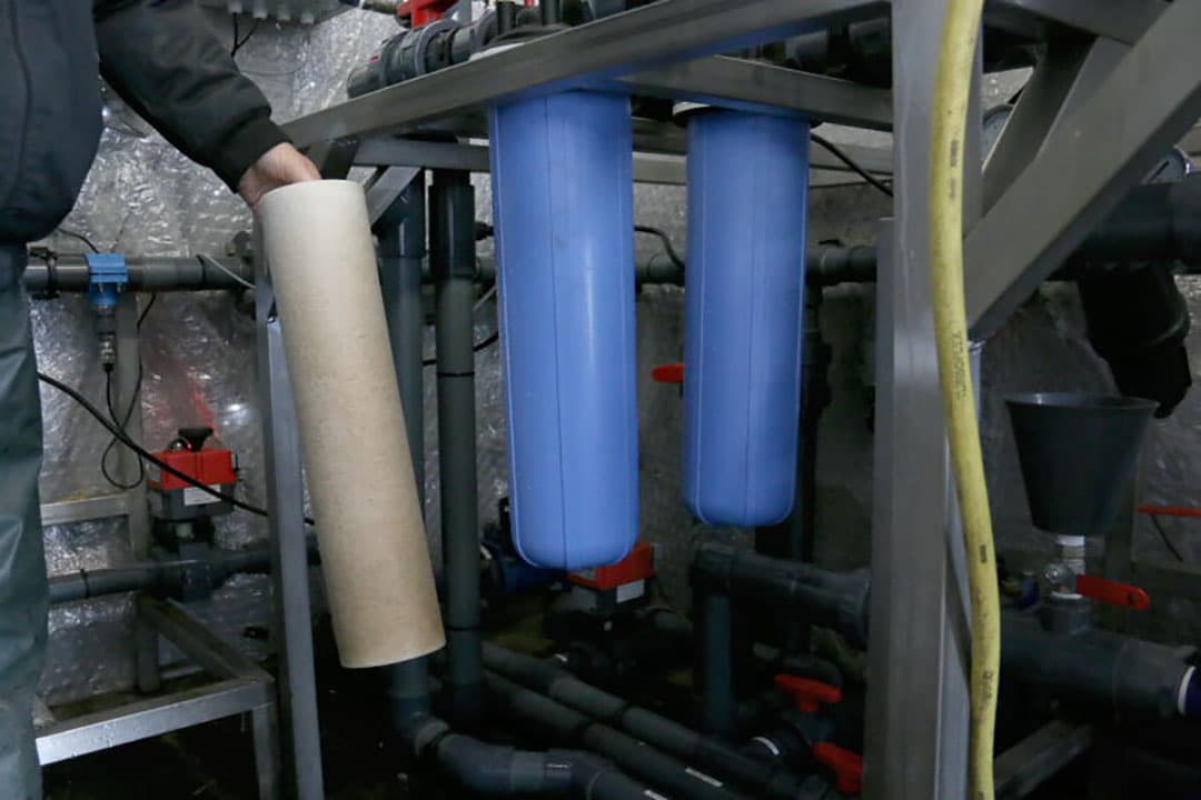 Het water om te infiltreren komt uit een ongeveer 1 kilometer lange sloot die dient voor afwatering van agrarisch gebied, akkerbouw en fruitteelt. Deze sloot mondt uit in een grotere waterleiding die water ontvangt van enkele dorpen en vanuit een gebied met zoute kwel. Dit water is nog wel geschikt om te beregenen tegen vorst maar is te verontreinigd voor infiltratie. Op deze leiding wordt dan ook het opgepompte zoute water geloosd.