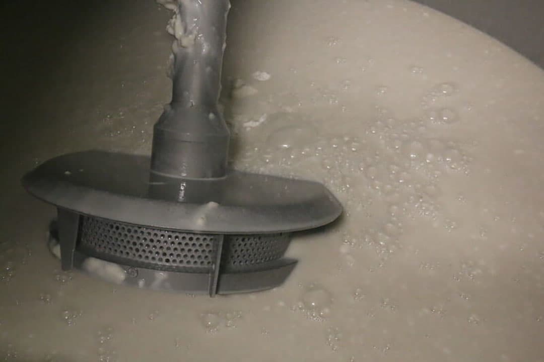 In deze grote cilindrische machine worden de vezels gekookt.