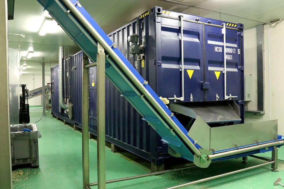De melkachtige massa wordt in een texturatiemachine wat sliertig uitgeperst en is dan gereed voor de volgende bewerkingen.