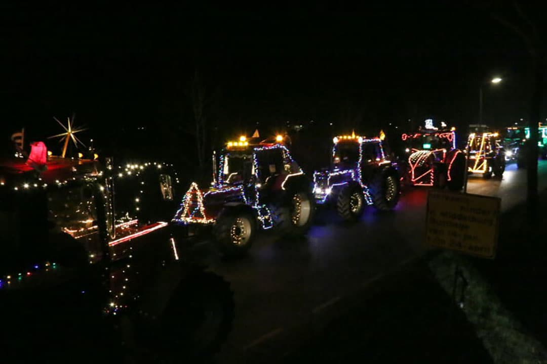 De fantasie kreeg de vrije loop om met een opvallende creatie deel te nemen. Deze deelnemer liet een kerstboom middels een kistenkantelaar wuiven naar het toegestroomde publiek.