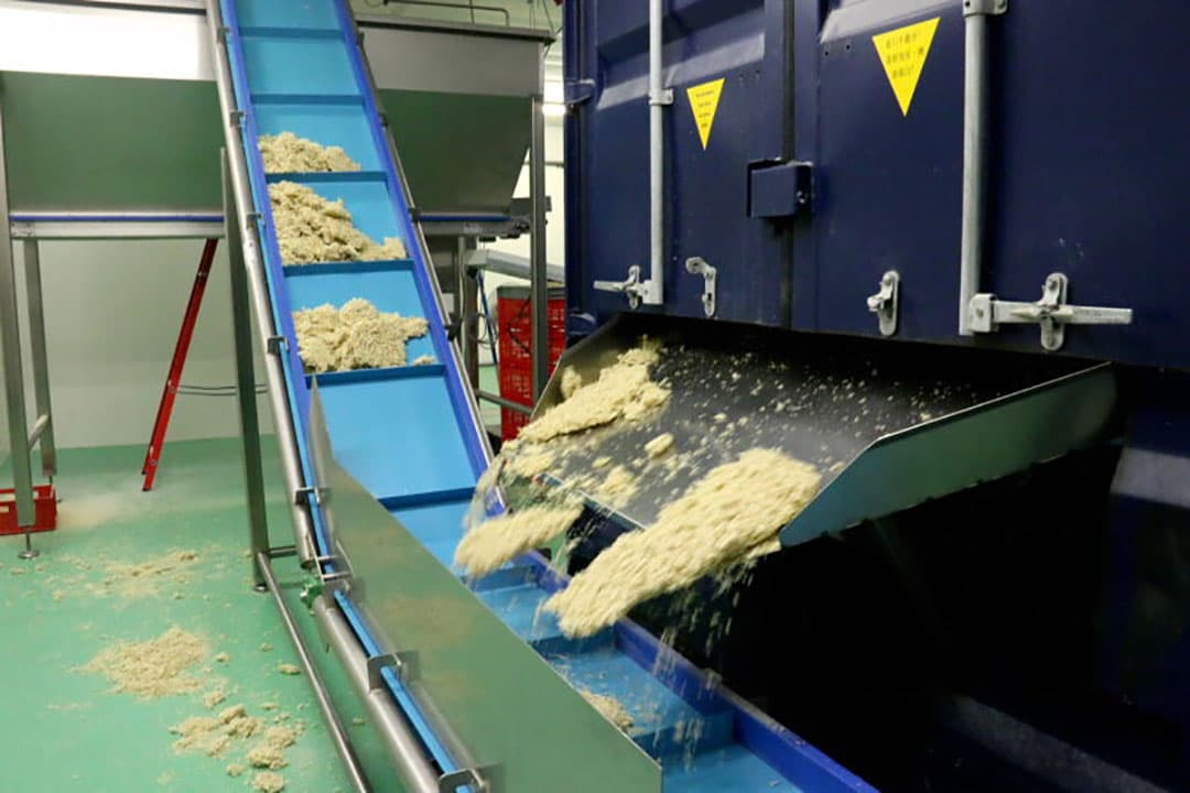 In een mengvat ontstaat onder voortdurend roeren een melkachtige homogene massa. De productie van een vleesvervanger gebeurt altijd van één meelsoort. Er kan wel geproduceerd worden van gemengd meel, maar daar is tot nog toe nauwelijks vraag naar.