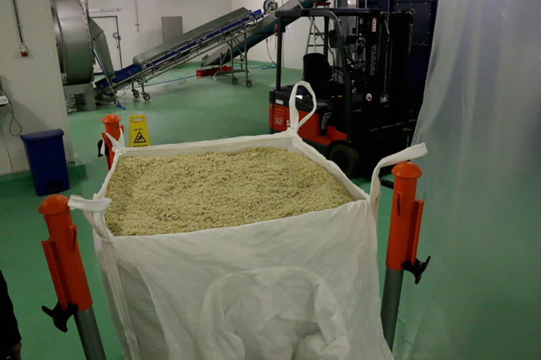 Naast tarwe- en rijstmeel wordt gebruikgemaakt van lupinemeel en meel van veldbonen. Van het laatste zie je op deze foto een handvol. Soja als boongewas wordt niet gebruikt, omdat veldboon een hoger eiwitgehalte heeft en een meer regionaal gewas is.
