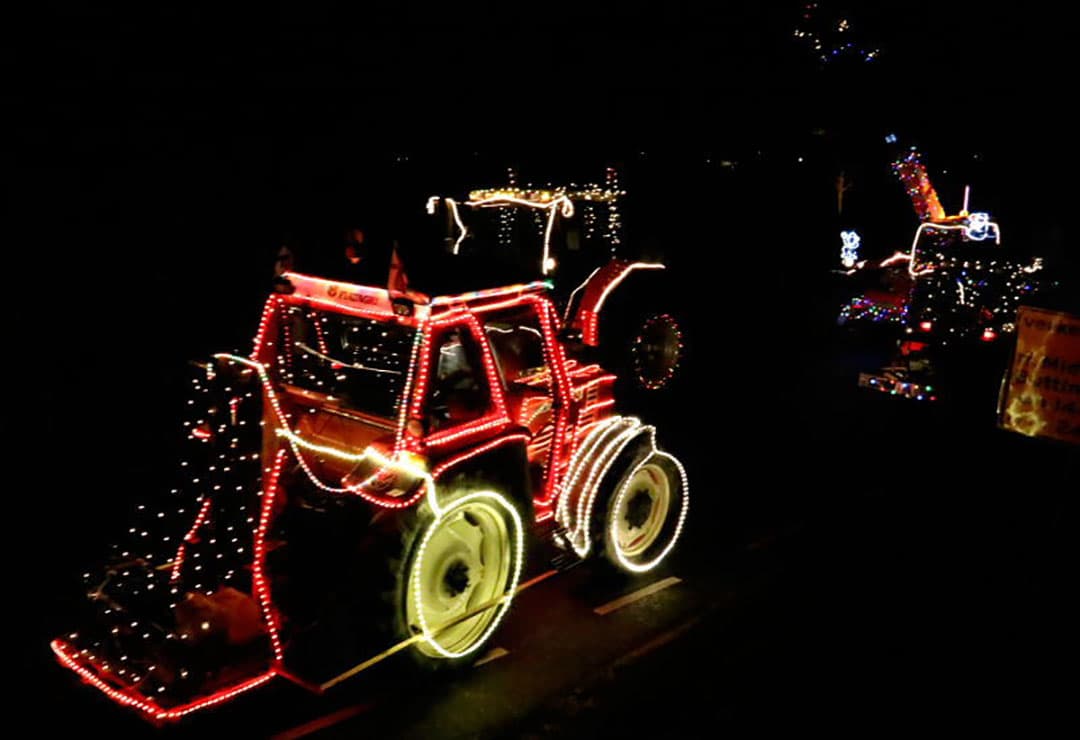 Nog een paar fraaie creaties. De voorste is een John Deere maar wat er onder de lichtjes van de achterste schuil gaat is ongewis. Degene die het weet mag het zeggen.