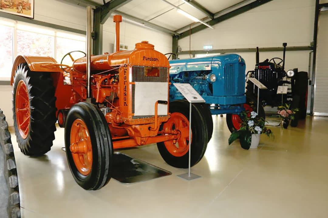 Een wat onbekender merk is Cockshutt. Aan deze Cockshutt 99 uit 1938 is het fuseren met en overnemen van andere merken goed af te lezen. De trekker heeft een Oliver motor en onder de merknaam prijkt de naam van nog een ander merk, Hart-Parr.
