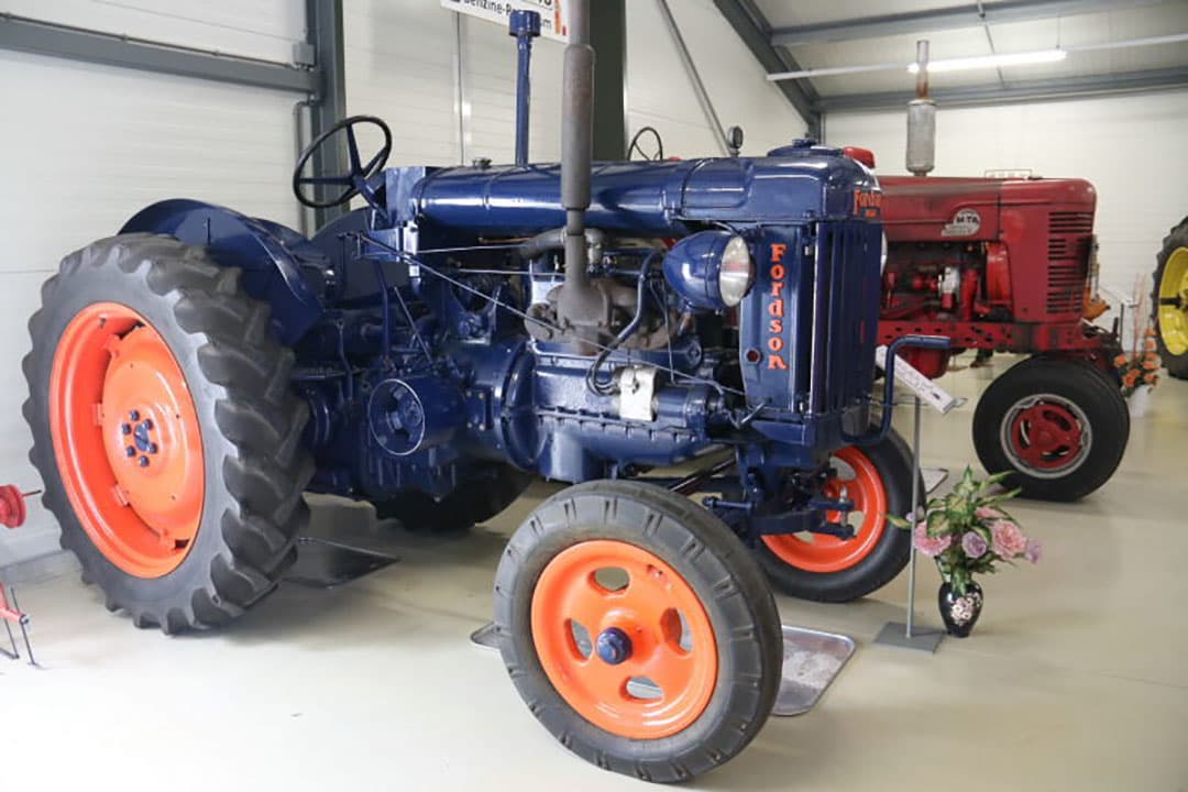 Het voorjaar is ook de tijd voor de traditionele rondrit van de OTMMZ. Omdat de leden uit heel Zeeland en daarbuiten komen wordt de rondrit elk jaar in een andere regio gereden. Dit jaar was Oost-Zuid-Beveland aan de beurt. Hier staat een fraaie collectie oude glorie tijdens de middagrust op een terrein beschikbaar gesteld door Meijer aardappelveredeling uit Rilland.