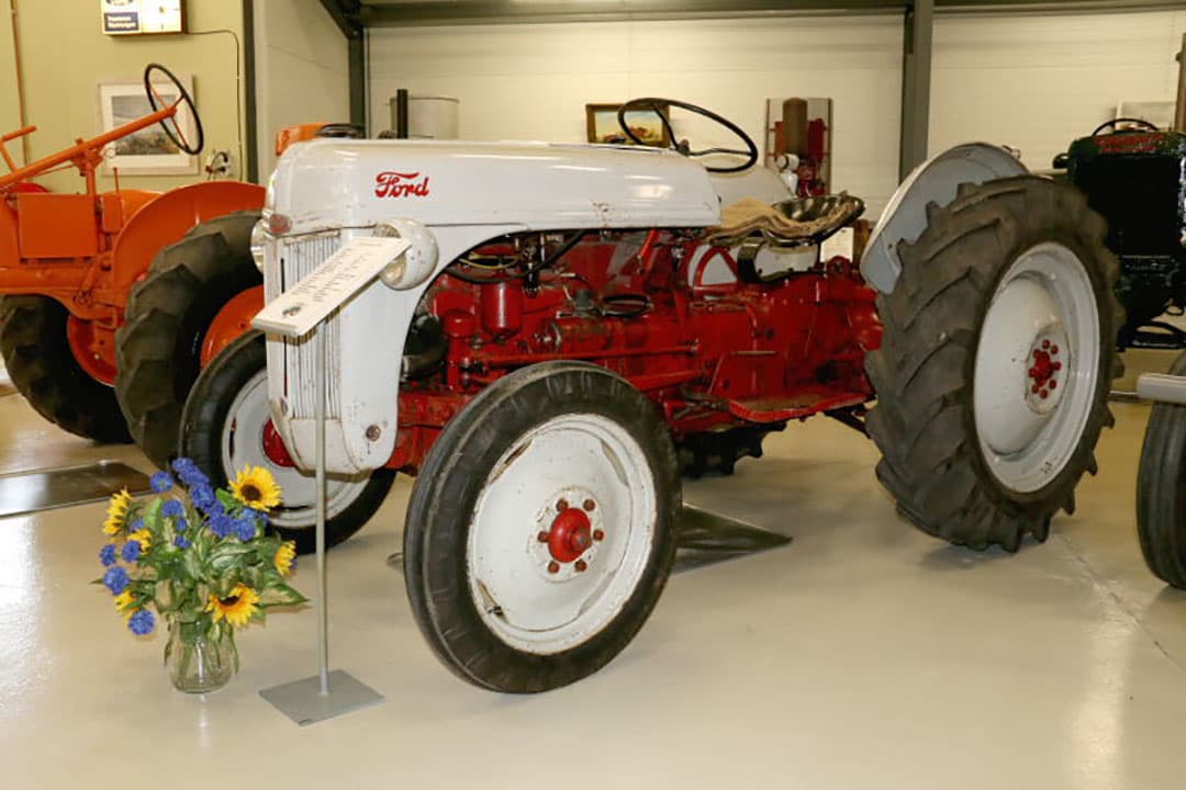 Een merk dat van oprichting tot nu nog steeds onder eigen naam trekkers fabriceert is John Deere. Hier een model D uit 1945. Daarnaast een McCormick-Deering W9 uit 1947.