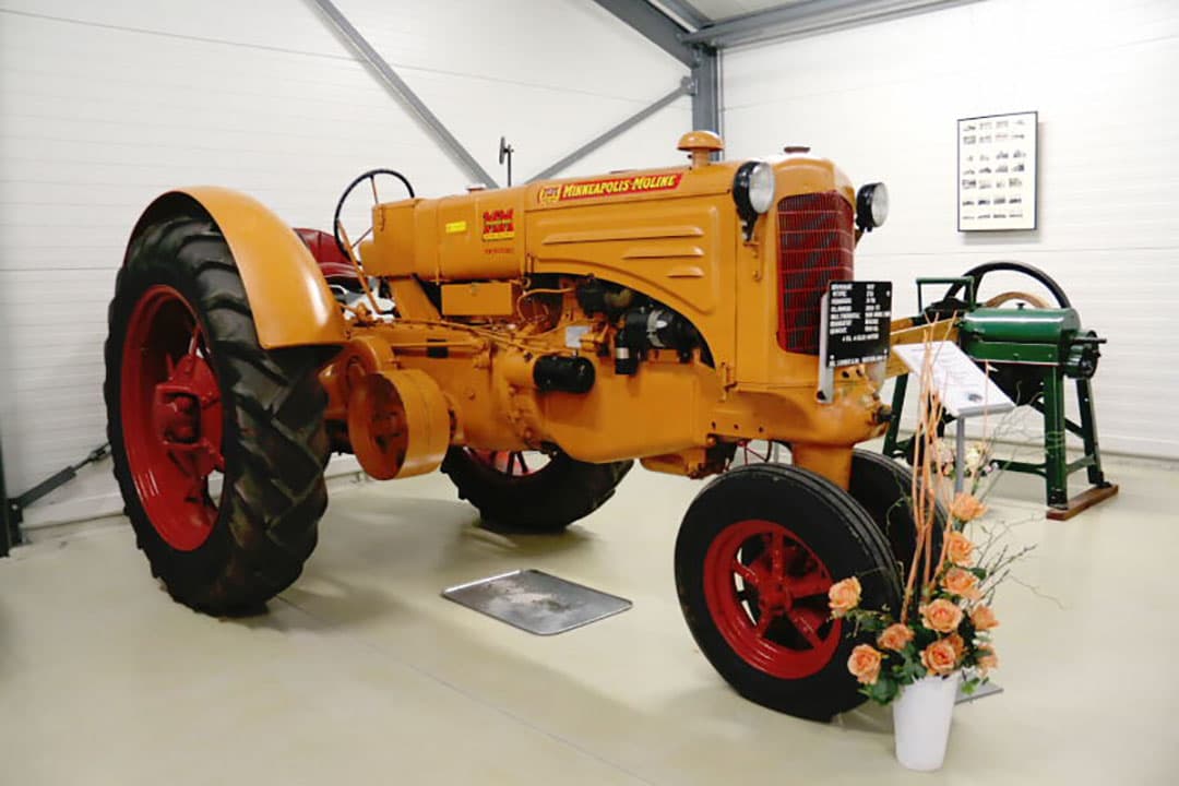 Wat nu, ten gevolge van het thema benzine-petroleum, in het trekkermuseum staat is hoofdzakelijk van Amerikaans-Engelse origine. Toch is ook het Europese vasteland vertegenwoordigt, getuige deze Volvo T-24 uit het midden van de jaren 50.