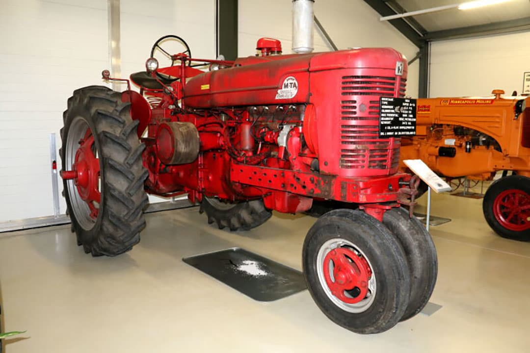 Het gaat niet alleen om tractoren, maar ook om werktuigen, miniaturen en curiosa zoals bijvoorbeeld deze opengewerkte versnellingsbak en achterbrug van een Fordson Dexta.