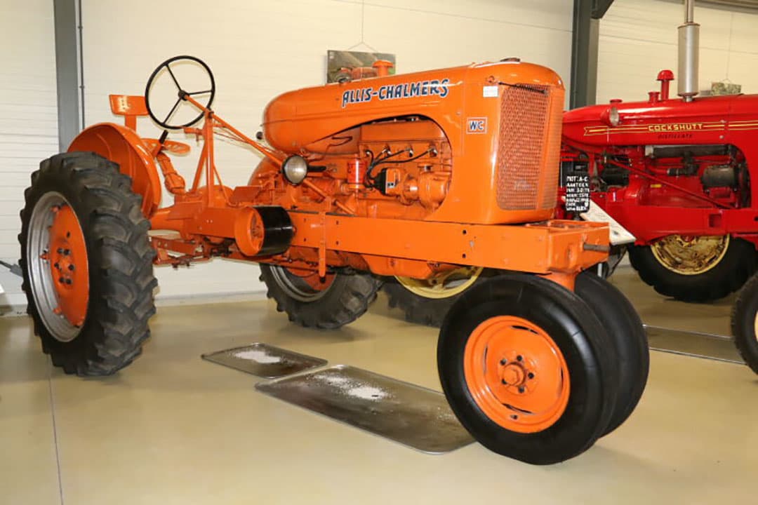 Ook deze IH Mc-Cormick Farmall model A uit 1946 is specifiek voor rijenteelt gebouwd. De bestuurder zit rechts en kan zo recht vooruit kijkend de rijen volgen. Leunen op het spatbord zou zo overbodig moeten zijn. Ook andere merken pasten dit systeem voor rijenteelttractoren toe.