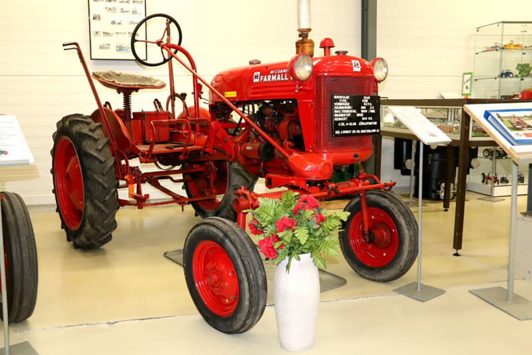 Soms wil zo'n oudje niet meer. Deze Someca functioneert nog steeds bedrijfsmatig maar hij laat het nu tijdens de rondrit afweten. Met een John Deere 1120 wordt geprobeerd om de machine alsnog aan de gang te krijgen.