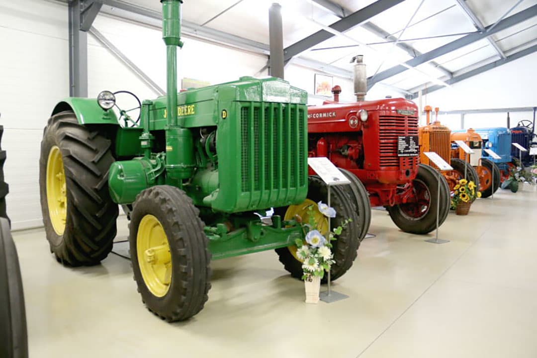 Het trekker museum van OTMMZ in 's-Gravenpolder (Zld.) had het afgelopen museumseizoen een collectie antieke trekkers met als thema benzine/petroleum. Dit houdt in op benzine gestart en op petroleum werkend. De hoogtijdagen voor dit systeem lagen zo rond de veertiger jaren van de vorige eeuw. OTMMZ staat voor Oldtimer Trekker en Motoren Midden-Zeeland. De tentoongestelde trekkers zijn eigendom van de ongeveer 250 leden van de vereniging. - Foto's: Anton Dingemanse