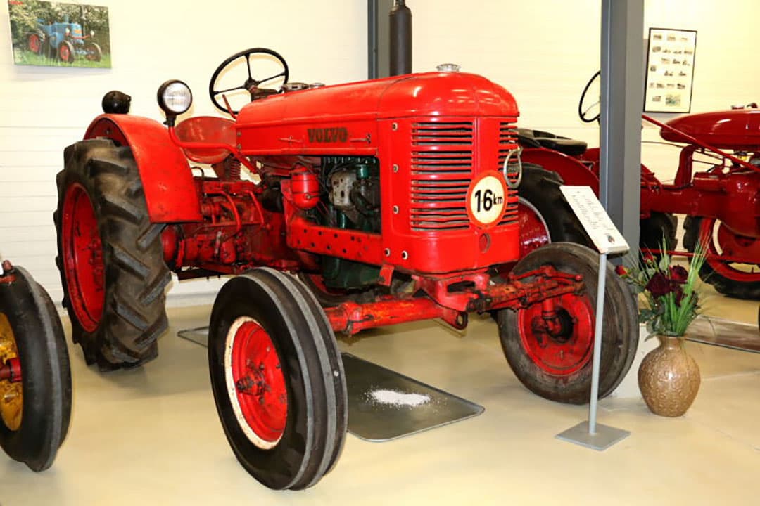Uit de periode benzine/petroleum stammen verschillende legendarische modellen. Zoals deze Fordson N uit 1938 met oliebadfilter in plaats van vorstgevoelig waterbadfilter van de eerste jaargangen. De oranje kleur is op voorspraak van dealers die af wilden van de in hun ogen saaie blauwe kleur. Dit model N was tijdens de Tweede Wereldoorlog de meest gebouwde trekker in Engeland en werd in de kleur groen door alle legeronderdelen ingezet. Daarnaast een Fordson New-Major uit 1953 in de nieuwe kleur blauw.