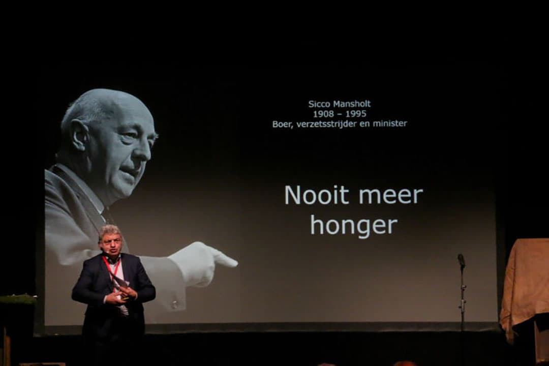 In zijn visie gaf Huijbers aan dat de uitdagingen waar de landbouw als voeders van de wereld zich voor gesteld zien steeds weer innovatief worden opgepakt. Als voorbeeld noemde hij kunstvlees. Of vlees nu van dieren komt of kunstmatig wordt geproduceerd, er zal altijd een agrarische grondstof voor de productie nodig zijn.