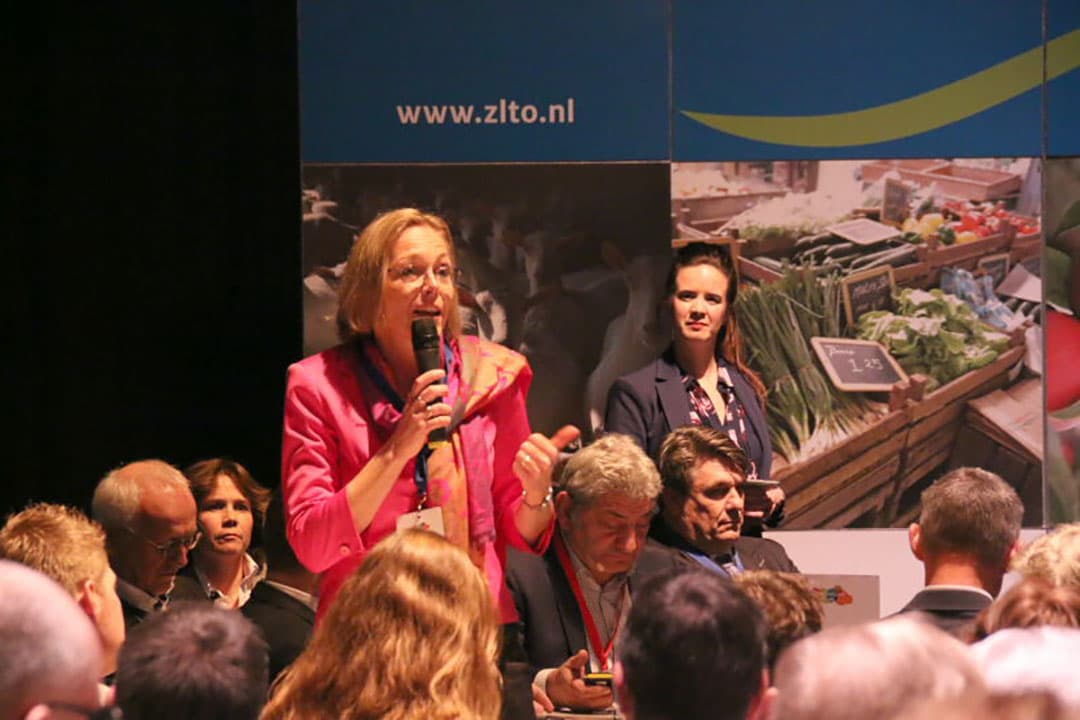 De trekkermerken waar de ouwetjes in zijn op gegaan stonden aan de ander kant en gaven zo een indruk van het huidige beeld van de landbouwmechanisatie.